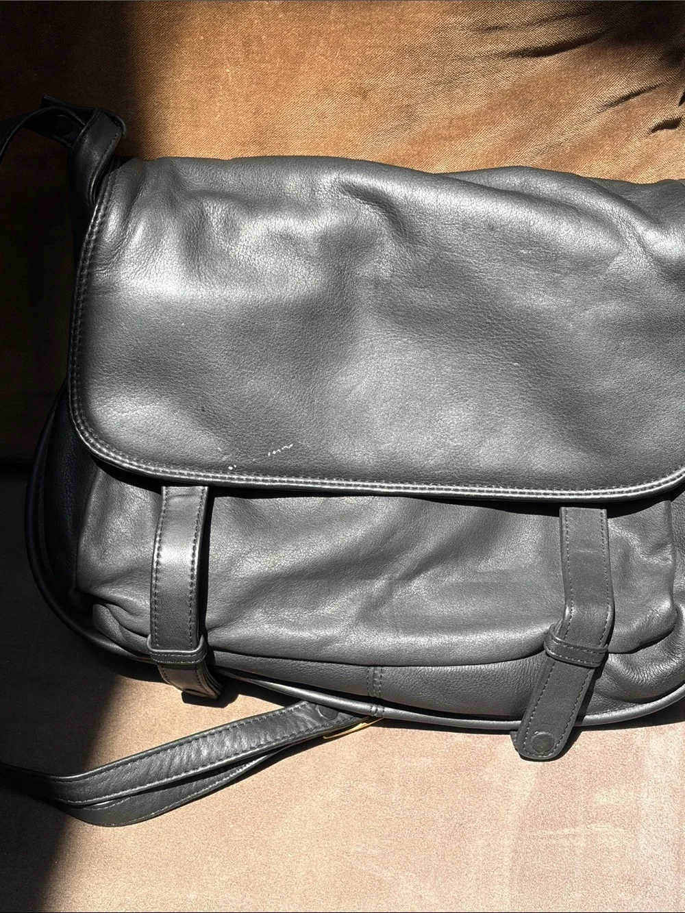 Beautiful Brio Classic Leather velvet interior pockets / pouch crossbody